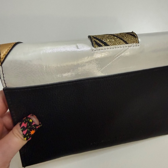 Danielle Nicole Harry Potter Hufflepuff Uniform Clutch Gold - Picture 5 of 8